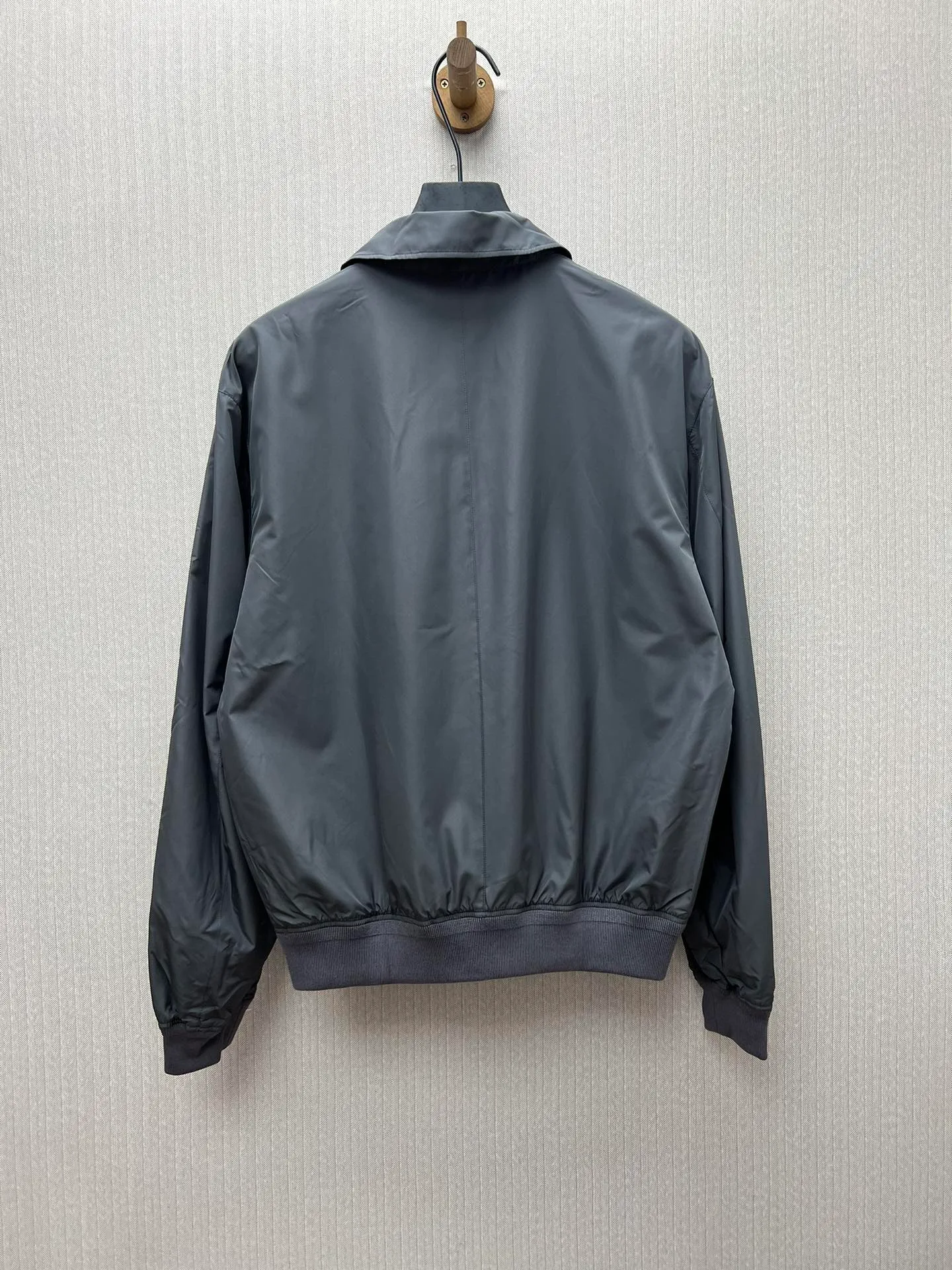 P710 POLO 25ss new packable jacket. This jacket can be stored in its own jacket and can be hung on the luggage handle after being stored. It is an ideal choice for travel. It is made of waterproof fabric and equipped with multiple pockets to store your regular supplies. Size: M.L.XL.XXL.